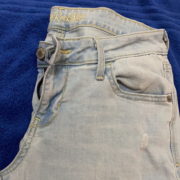 Old Navy | short mid-rise |distressed jeans| light blue | size 6 - Picture 4 of 11